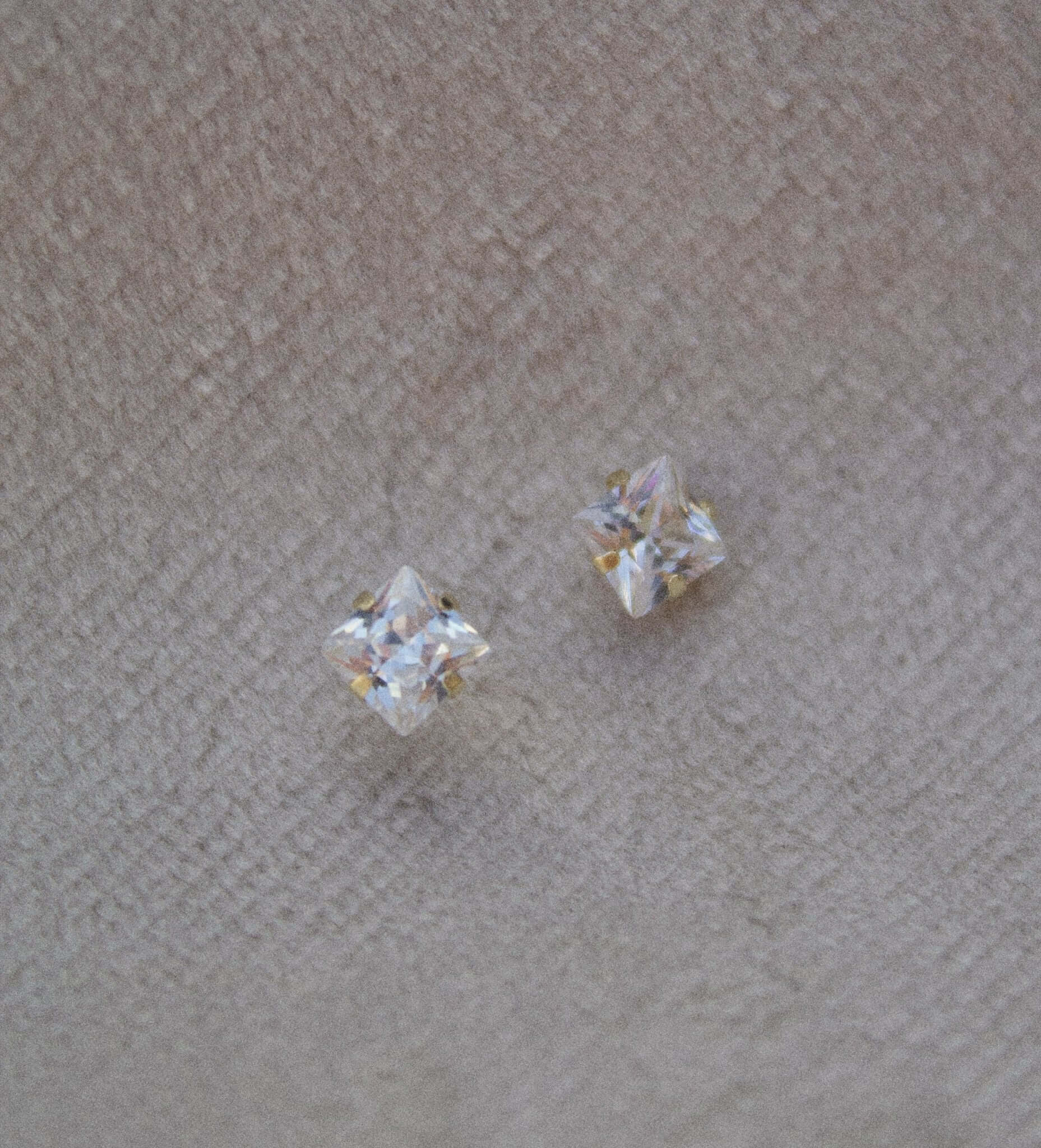 9K Yellow Gold Stud Earrings - Jewellery Hut